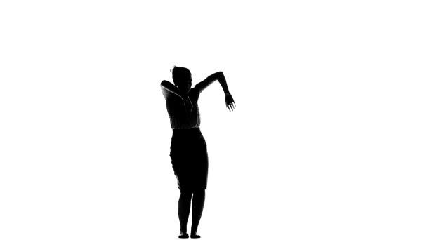 Atrakcyjna młoda dama taniec społeczny taniec łaciński, powolny ruch, sylwetka - Materiał filmowy, wideo