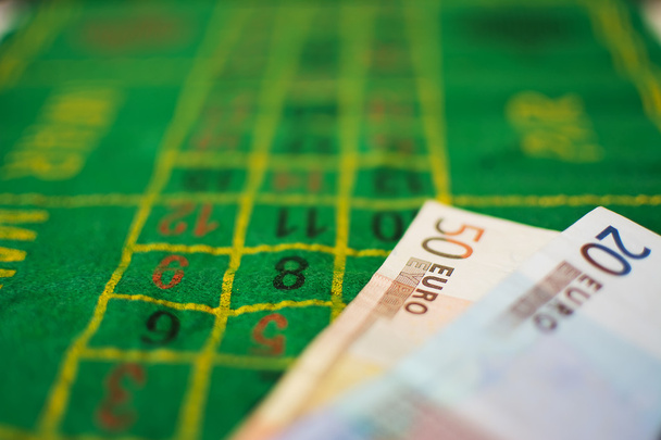 Roulette en geld - Foto, afbeelding