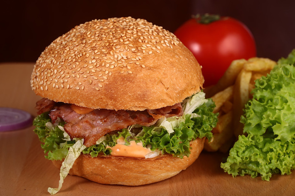 Egy nagy, ízletes burger - Fotó, kép