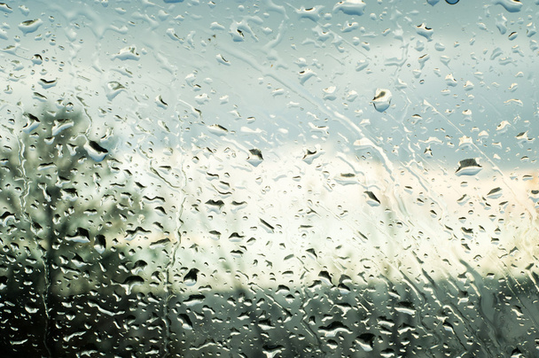 ガラスに雨の滴。自動車用ガラスの雨滴 - 写真・画像