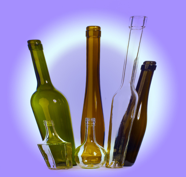 Flaschentextur. Ein Behälter, typischerweise aus Glas und mit einem schmalen Hals, der zur Lagerung von Getränken oder anderen Flüssigkeiten verwendet wird. eine Flasche ist ein Behälter, in dem Flüssigkeiten transportiert werden - Foto, Bild
