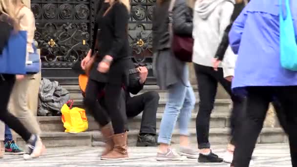 Praga, Czechy-30 maja 2015: ulica artysty (bezdomny) gra na gitarze-miasto-ulica miejska: ludzie chodzą - Materiał filmowy, wideo