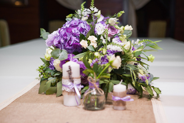 Kerzen mit Lavendel und Blumenstrauß - Foto, Bild