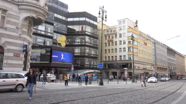 PRAGA, REPÚBLICA CHECA - 30 DE MAYO DE 2015: ciudad - calle urbana con coches que pasan y gente que camina - edificios - cartelera de video
 - Metraje, vídeo