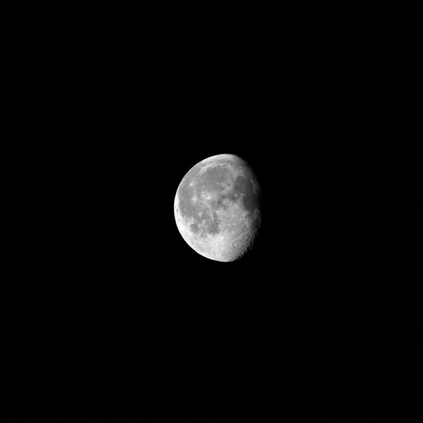 Mondsichel am Nachthimmel - Foto, Bild