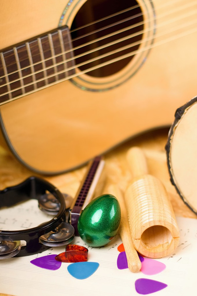 Vertical photo of egg shaker among other instruments - Foto, afbeelding