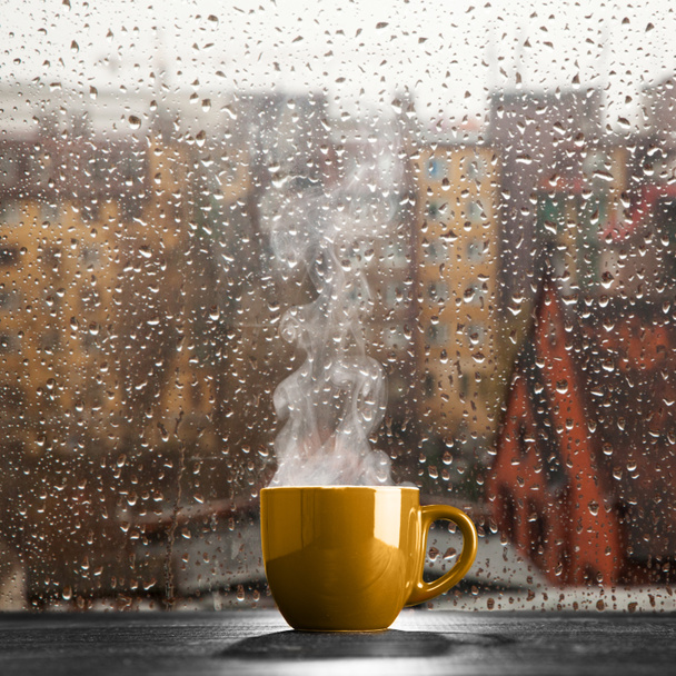 Taza de café al vapor en un día lluvioso
 - Foto, Imagen