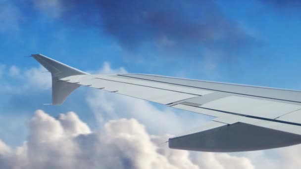 Jet Wing vliegen door de wolken - Video