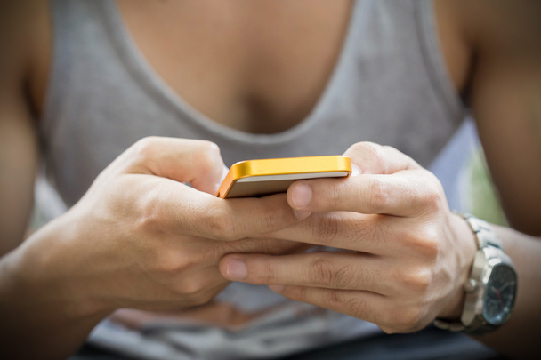 Életmód fiatal ember használ egy mozgatható telefon, SMS üzenettel - Fotó, kép