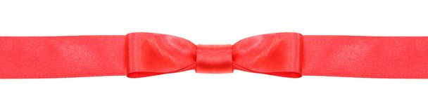 συμμετρική κόκκινο τόξο κόμπο στο στενό σατέν κορδέλα - Φωτογραφία, εικόνα