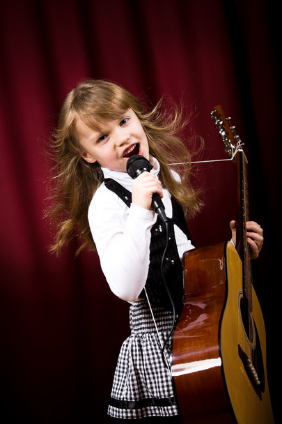 Menina com guitarra
 - Fotografia, imagem