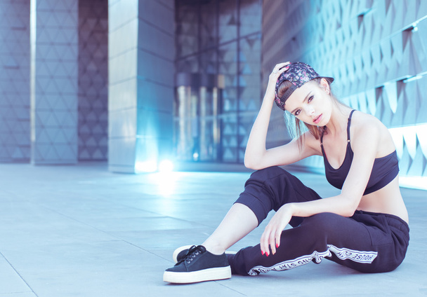 Tancerz kobiece Hip-Hopu, siedząc na podłodze - Zdjęcie, obraz
