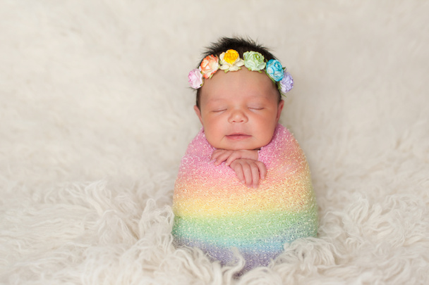 Новорожденная девочка с пеленками радужного цвета
 - Фото, изображение