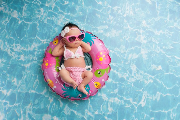 Νεογέννητο μωρό κορίτσι φορώντας ένα μπικίνι και γυαλιά ηλίου - Φωτογραφία, εικόνα