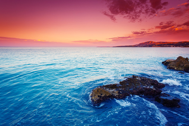 Azurblaue Meer glühend durch Sonnenlicht. - Foto, Bild