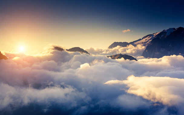 霧のヴァル ・ ディ ・ ファッサ渓谷の景色 - 写真・画像