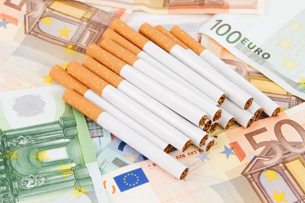 Billets en euros avec cigarettes
 - Photo, image
