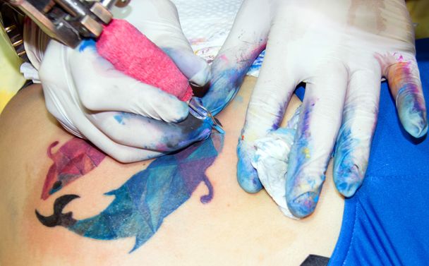 Macchina del tatuaggio che lavora a colori
 - Foto, immagini