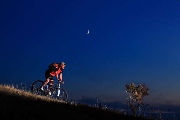 Mountain Bike ciclista a caballo al aire libre
 - Foto, Imagen