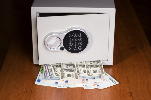 Coffre-fort avec euro et dollars
 - Photo, image