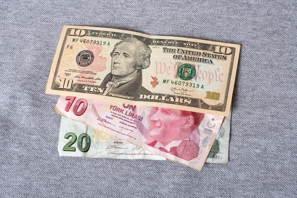Financiële crisis: nieuwe tien dollars over dertig verfrommeld Turkse lira - Foto, afbeelding