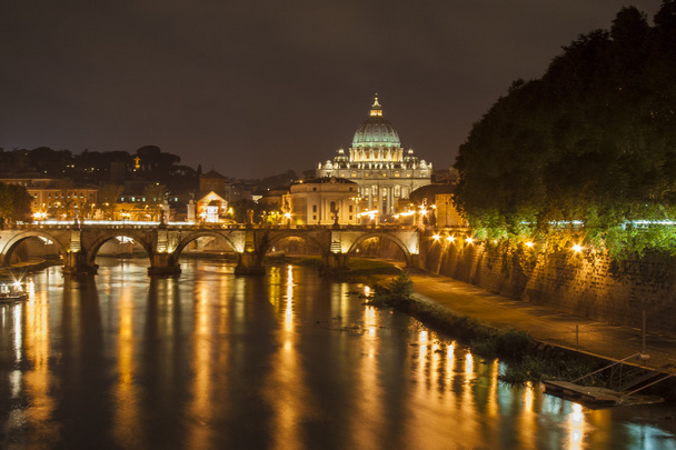 Basílica de São Pedro, Cidade do Vaticano, de noite
 - Foto, Imagem