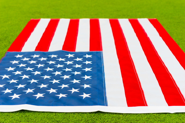 Amerikai zászló közelről fotó fű - Fotó, kép