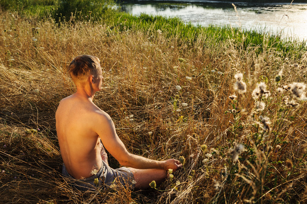 Hombre meditando
 - Foto, imagen