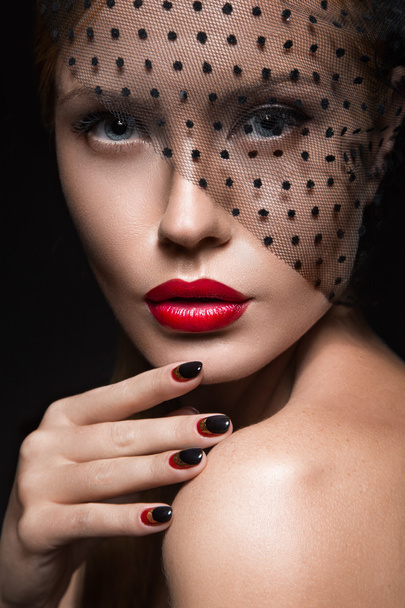 Beautiful girl with a veil, evening makeup, black and red nails. Design manicure. Beauty face. - Foto, Bild