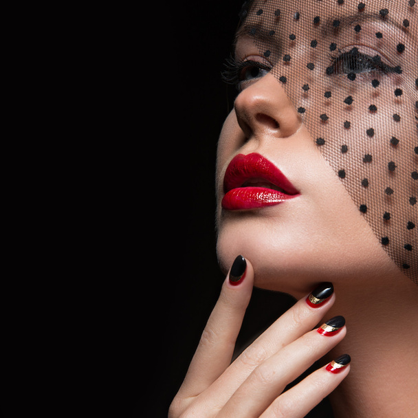 Beautiful girl with a veil, evening makeup, black and red nails. Design manicure. Beauty face. - Foto, immagini