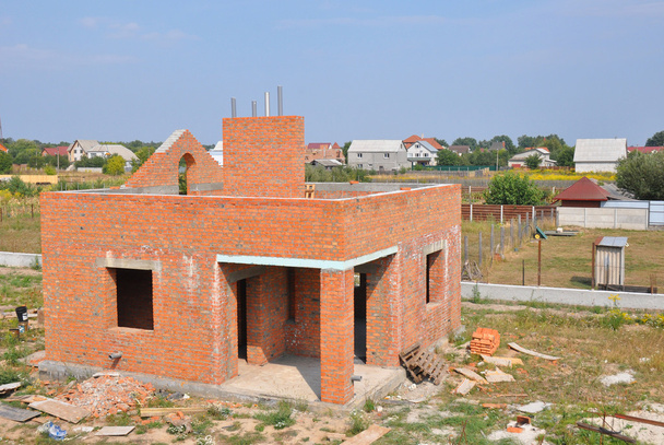 Construcción de casa de ladrillo con chimenea
 - Foto, Imagen