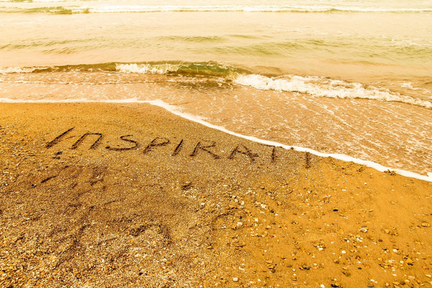 Inspiration. Concept de motivation créatif écrit dans le sable à la plage
. - Photo, image
