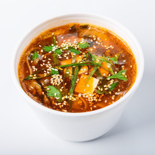 Доставка горячей пищи - мисо суп изолирован
 - Фото, изображение
