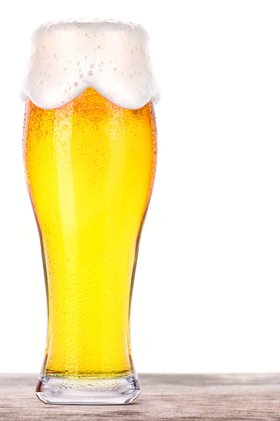 Bicchiere ghiacciato di birra leggera su un tavolo di legno
 - Foto, immagini