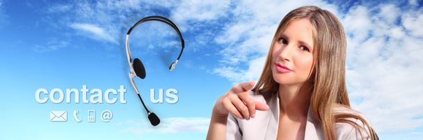 operador de centro de llamadas con auriculares y póngase en contacto con nosotros texto
 - Foto, imagen