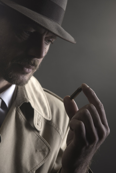 detective holding a bullet - Foto, Imagem