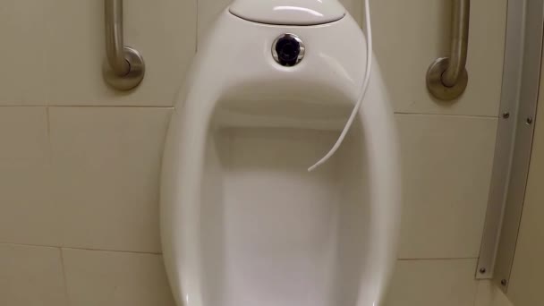 Belül a férfi mosdóba elpirult WC-vel - Felvétel, videó
