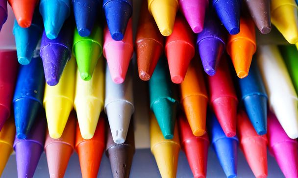 барвисті масляні пастельні олівці на дерев'яному чорному столі
 - Фото, зображення