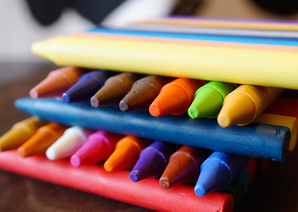 ahşap bir siyah masa üzerinde renkli petrol pastel boya kalemi - Fotoğraf, Görsel