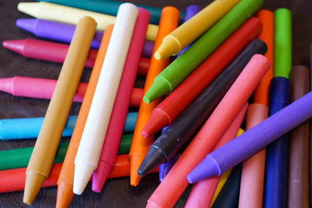 crayons pastel huile colorée sur une table noire en bois
 - Photo, image