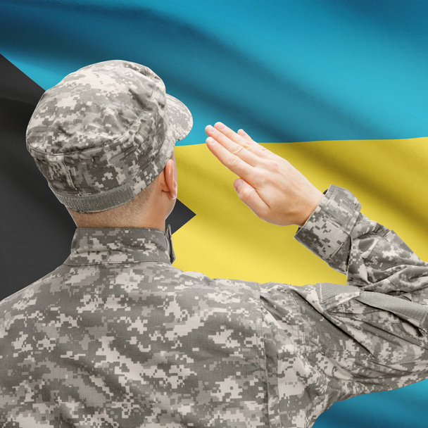 Soldat im Hut vor Nationalflagge Serie - Bahamas - Foto, Bild