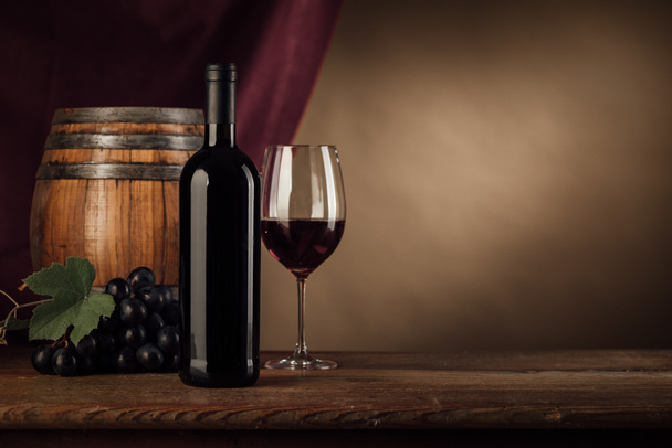 Wine tasting in the cellar with glass - Φωτογραφία, εικόνα