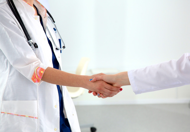 Jeunes médecins serrant la main au bureau, à l'hôpital
 - Photo, image