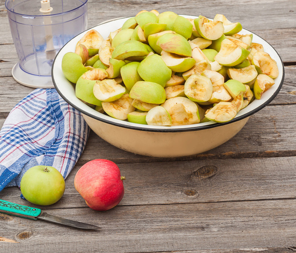 Tranches de pommes pour les confitures à côté de la table de mixage - Photo, image