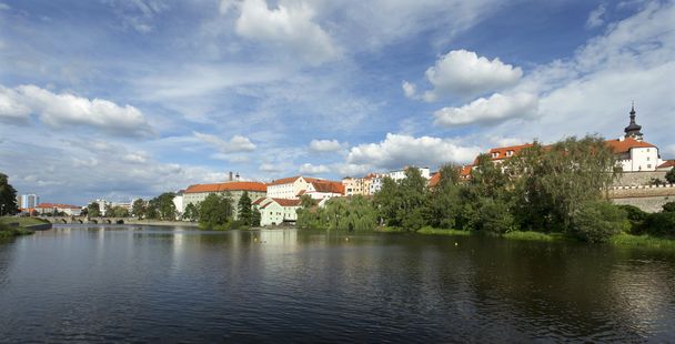 Panoramisch uitzicht op de middeleeuwse stad Pisek boven de rivier de Otava, Tsjechië - Foto, afbeelding