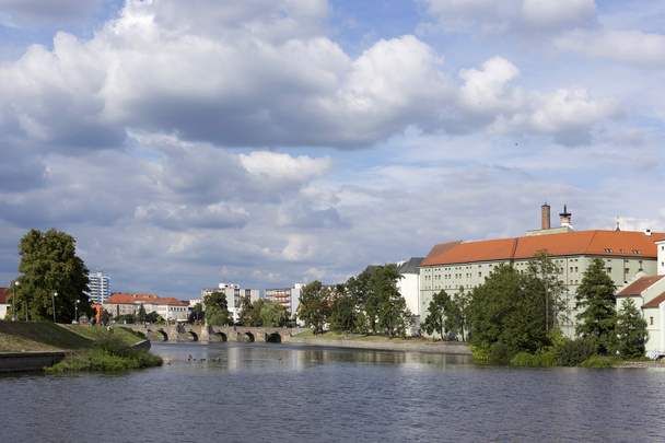Kleurrijke middeleeuwse stad Pisek boven de rivier de Otava, Tsjechië - Foto, afbeelding