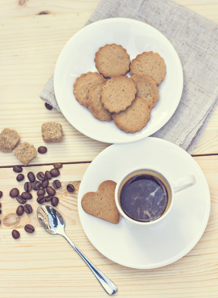 Імбирне печиво, кориця, чашка гарячої кави
. - Фото, зображення