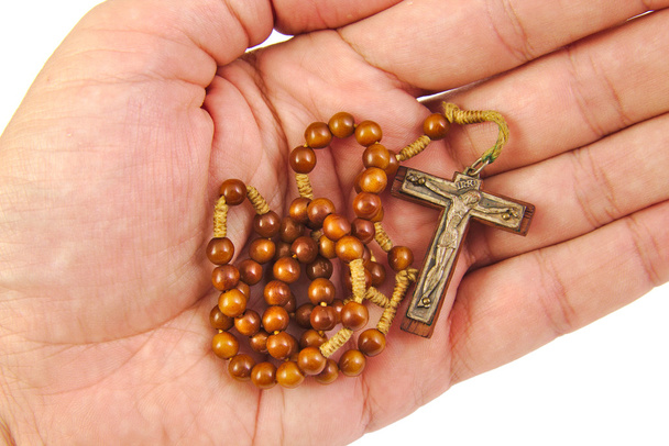 L'uomo offre rosario con la mano su sfondo bianco
 - Foto, immagini