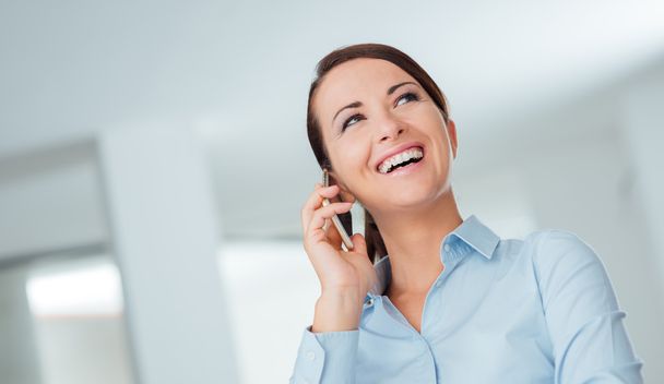 Smiling business woman having a phone call - Zdjęcie, obraz