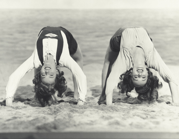 mulheres fazendo backbends na praia
 - Foto, Imagem